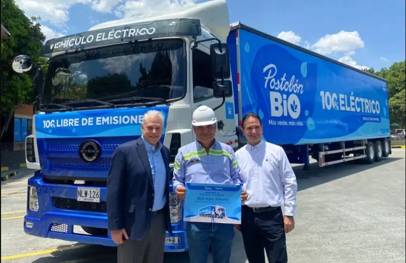 Postobón puso en circulación su primer tractocamión 100 % eléctrico, en colaboración con Renting Colombia Miguel Escobar, presidente de Postobón y Juan Carlos Mora, presidente de Bancolombia, en lanzamiento de primer tractocamión de la empresa de bebidas