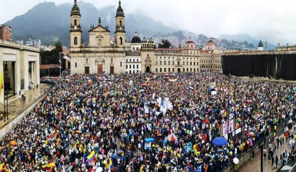 Costo de vida, corrupción y educación: las principales preocupaciones de los colombianos Balance de cuántas personas manifestaron contra Petro.
