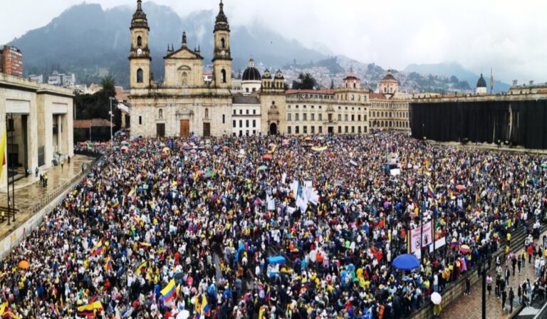 Balance de cuántas personas manifestaron contra Petro.