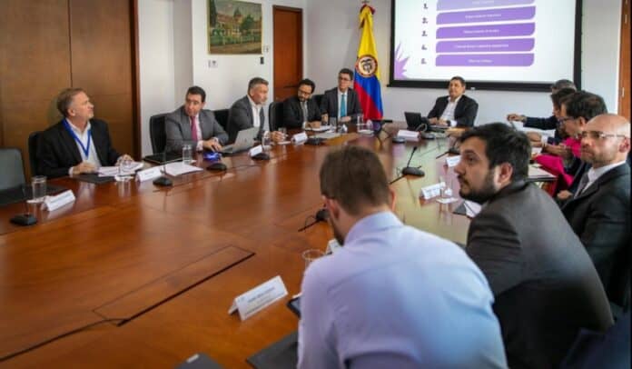 Reunión de ministro de las TIC con WOM