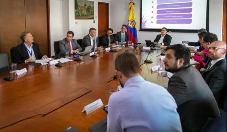 Reunión de ministro de las TIC con WOM