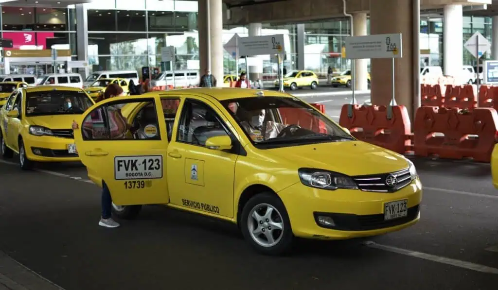 Así puede identificar la tarjeta de control de taxistas en Bogotá para interponer quejas Taxis en bogotá