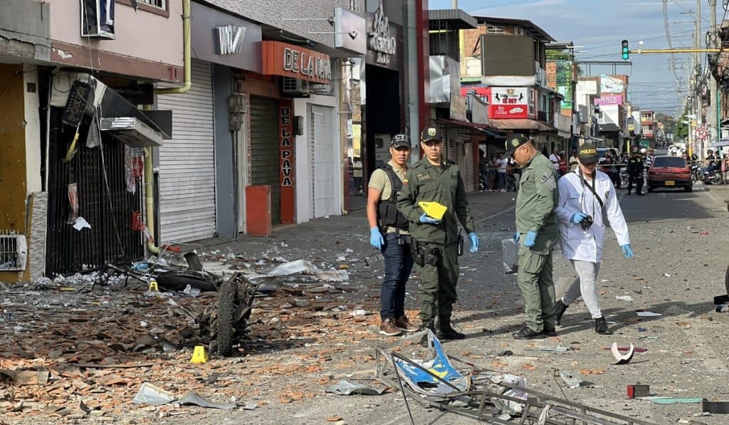 El reporte de las autoridades deja dos policías heridos.