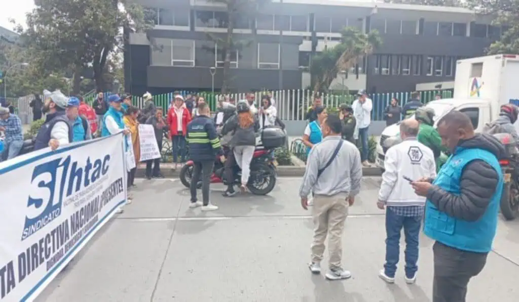 Bloqueos en la Calle 26 en Bogotá por protestas de sindicato de la DIAN: así avanza movilidad Bloqueos Calle 26