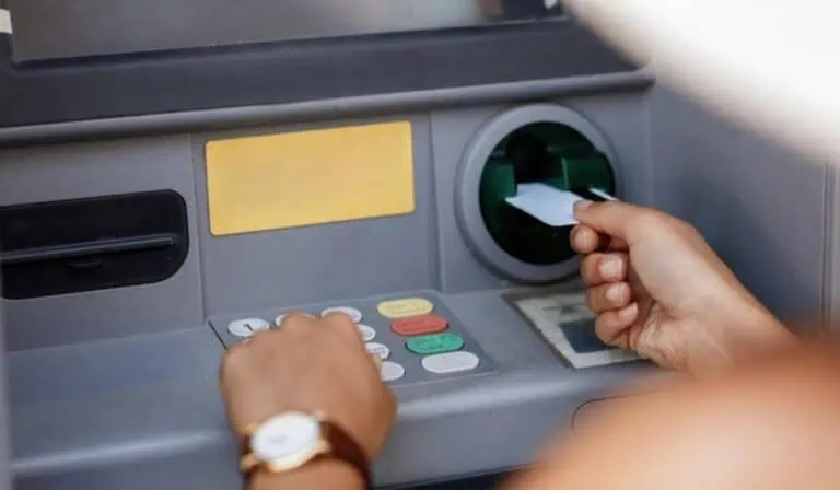 ¿Le robaron después de retirar plata? Así funciona el seguro de cajeros automáticos en Colombia