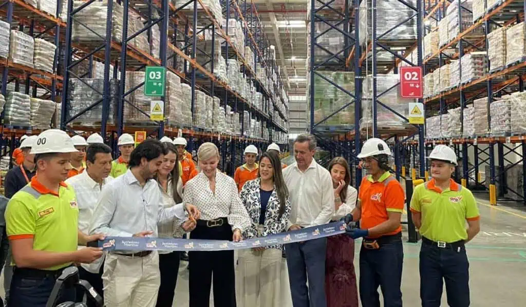 Jerónimo Martins, dueño de tiendas Ara, abrió centro de distribución con inversión de $200.000 millones Dilian Francisca Toro, Gobernadora del Valle del Cauca en el centro de distribución de Jerónimo Martins,