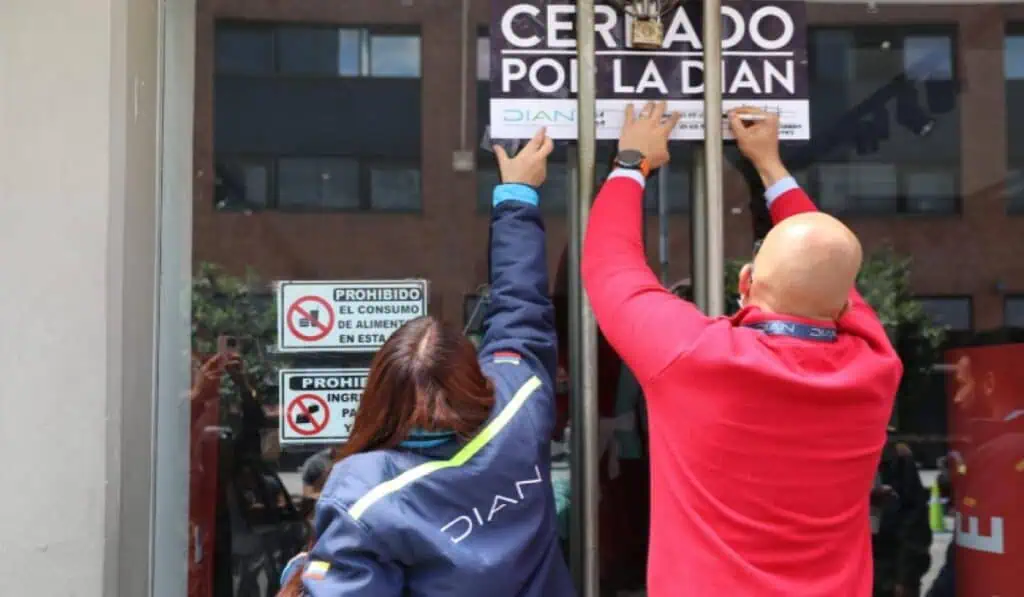 La DIAN cerró el outlet de Adidas en Bogotá por problemas con la factura electrónica La DIAN cerró un outlet de Adidas en Bogotá