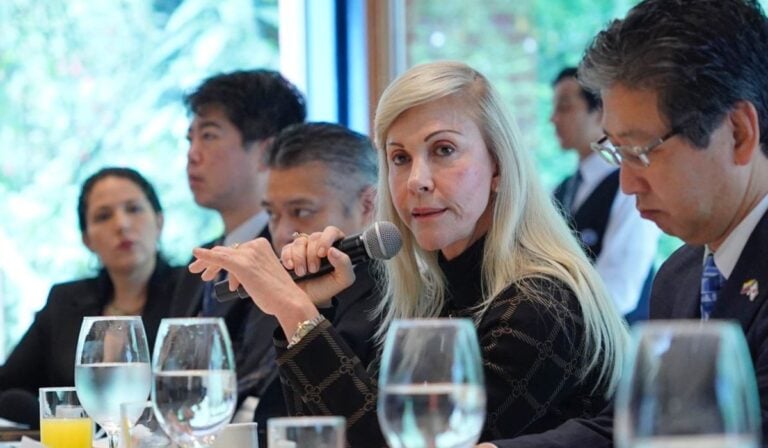 Dilian Francisca Toro, gobernadora del Valle, en una ronda de inversionistas