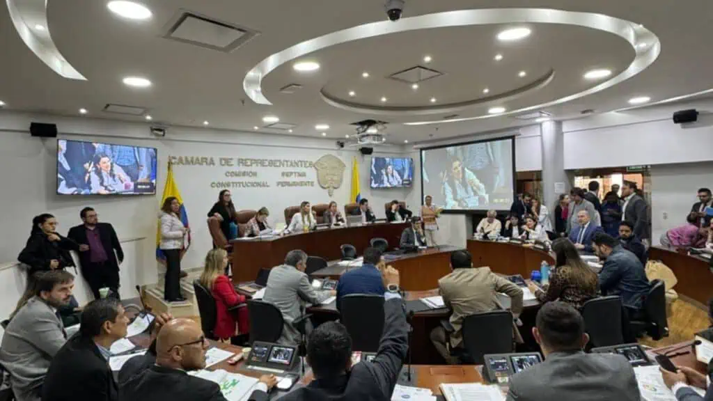 Reforma pensional: aprueban en tercer debate umbral de cotización de 2,3 salarios mínimos y levantan sesión Cámara de Representantes con reforma pensional. Foto: Valora Analitik