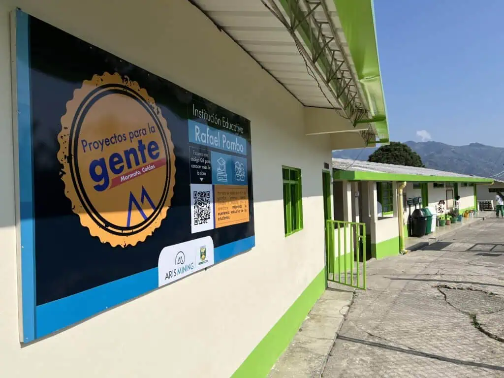 Aris Mining hace importante inversión para contribuir con la educación en Caldas Institución educativa beneficiaria de Aris Mining.