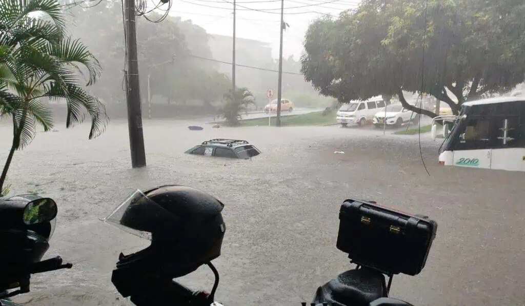 Cali reportó mas de 115 casos de emergencias tras inundaciones por fuertes lluvias Inundaciones en Cali, Valle del Cauca.