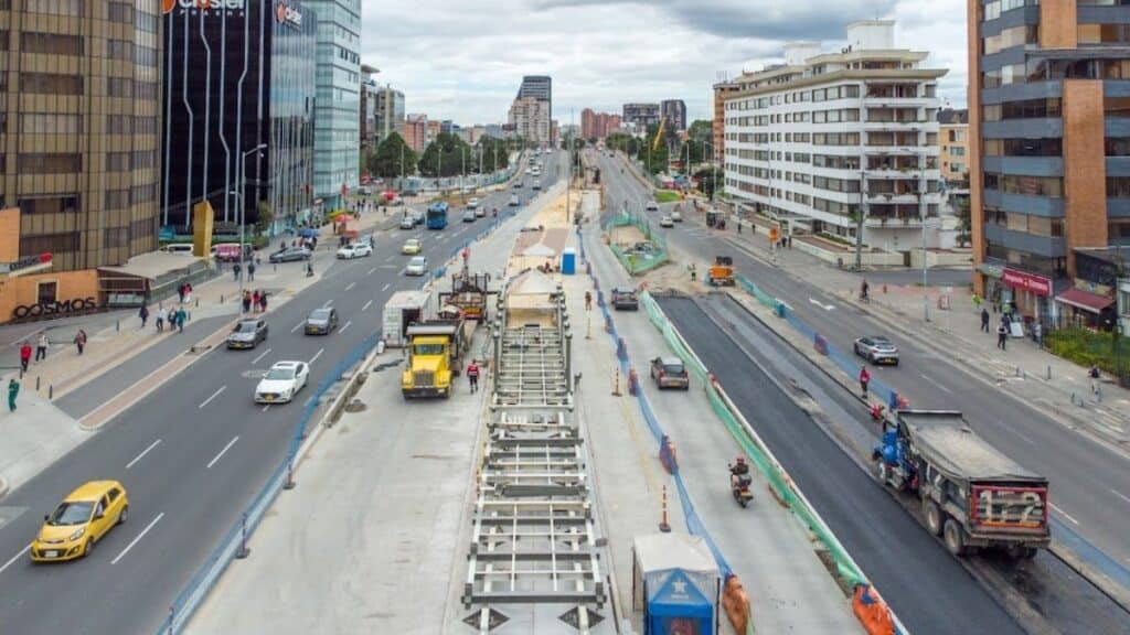 Montaje de la estación de TransMilenio de la calle 100 con carrera 19