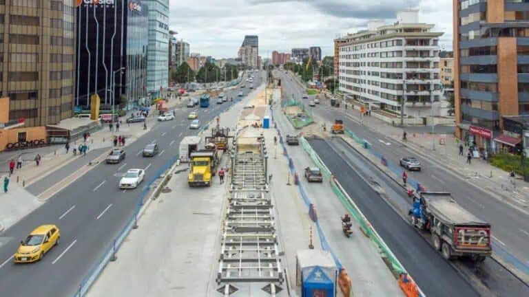 Montaje de la estación de TransMilenio de la calle 100 con carrera 19