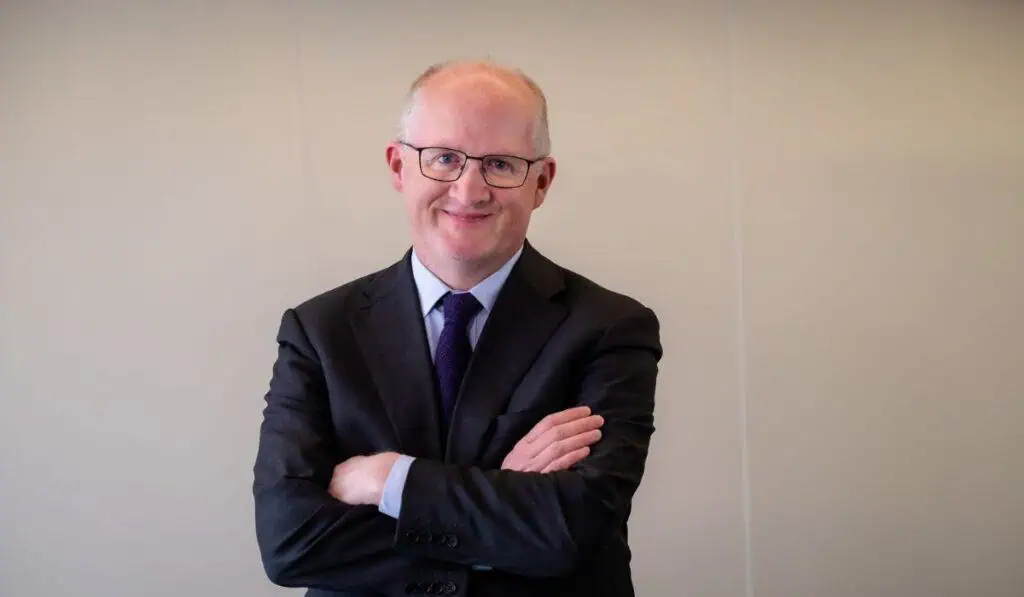 Banco Central Europeo recortaría tasas en próxima reunión, pero mantendrá política restrictiva Philip Lane BCE - tasas interés Europa