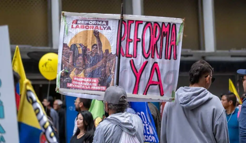 Comerciantes vuelven a alertar: La reforma laboral aprobada dejaría cientos de miles de desempleados Reforma laboral del gobierno Petro