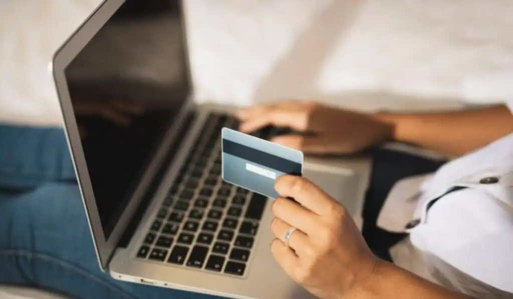Tradicional banco subió tasas de interés para cuenta de ahorros: También aumentó porcentaje de CDT deuda de una tarjeta de crédito en Colombia