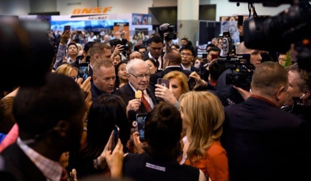 Warren Buffett En la reunión anual de accionistas de Berkshire Hathaway. Foto: Cuenta X @Mario_Moray
