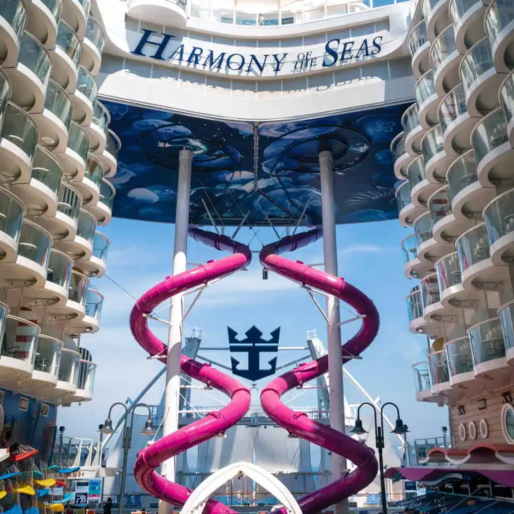 Esto es lo que debe ahorrar para viajar por crucero en 2025 Así luce el crucero Harmony of Seas de Royal Caribbean.