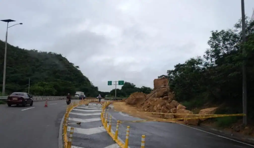 Por deslizamiento de rocas, la vía Bogotá – Girardot tiene un tramo cerrado este viernes Vía Bogotá-Girardot registró deslizamiento de rocas este viernes.