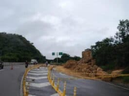 Vía Bogotá-Girardot registró deslizamiento de rocas este viernes.