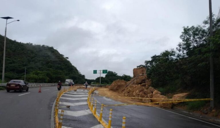 Vía Bogotá-Girardot registró deslizamiento de rocas este viernes.