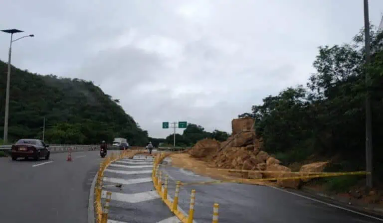 Vía Bogotá-Girardot registró deslizamiento de rocas este viernes.