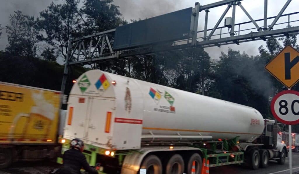 Vía al Llano presenta alto flujo vehicular en Boquerón este miércoles.