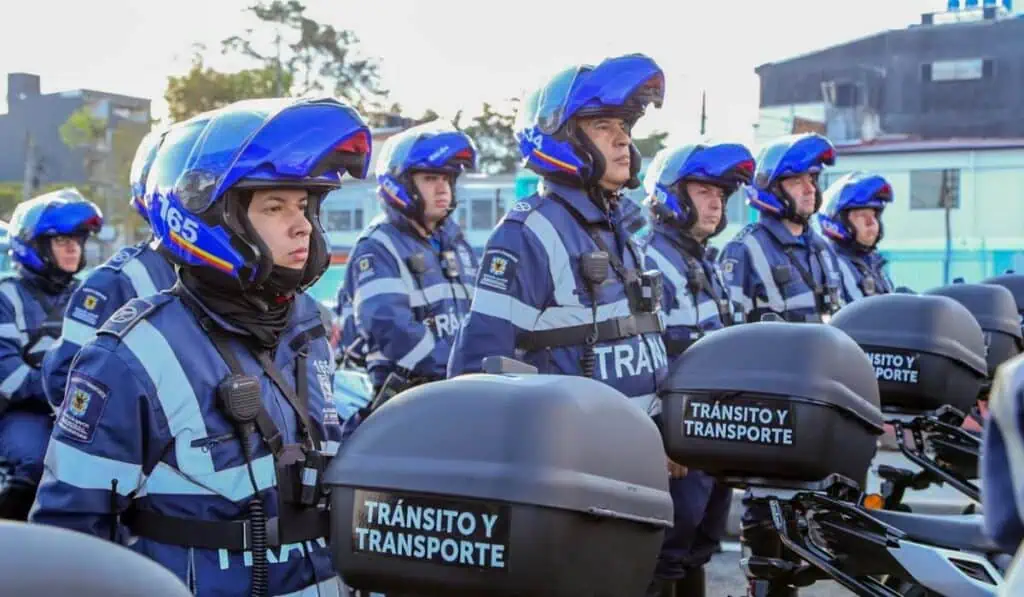 Entrevista | Galán confirma plan para acelerar obras del metro de Bogotá; habla de pico y placa y racionamiento de agua Agentes de tránsito en Bogotá