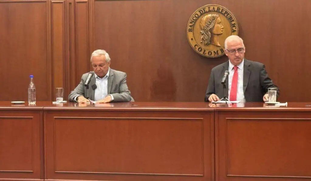 Equipo técnico del BanRep revisó a la baja pronóstico de crecimiento para 2025 Ricardo Bonila, ministro de Hacienda de Colombia y Leonardo Villar, gerente general del Banco de la República de Colombia