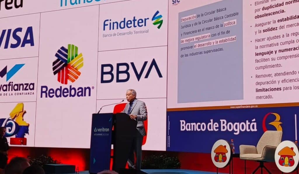 César Ferrari, superintendente financiero de Colombia