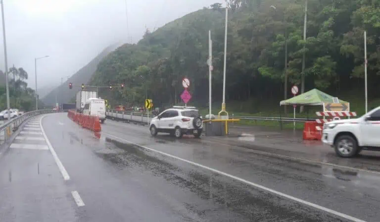 Cierres en vía al Llano