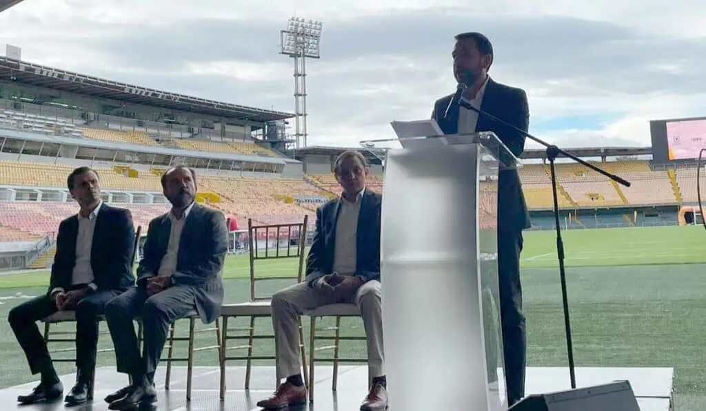 Entrevista | ¿Qué pasará con los abonados mientras se renueva El Campín? Galán firmó el contrato de la APP que hará el megaproyecto de renovación de El Campín