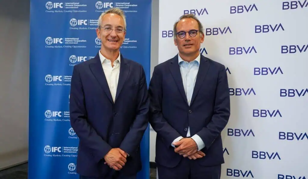 BBVA emitirá un bono de biodiversidad para Colombia por US$50 millones Mario Pardo, presidente ejecutivo de BBVA Colombia, y Alfonso García, vicepresidente para Europa y América Latina y el Caribe de IFC.