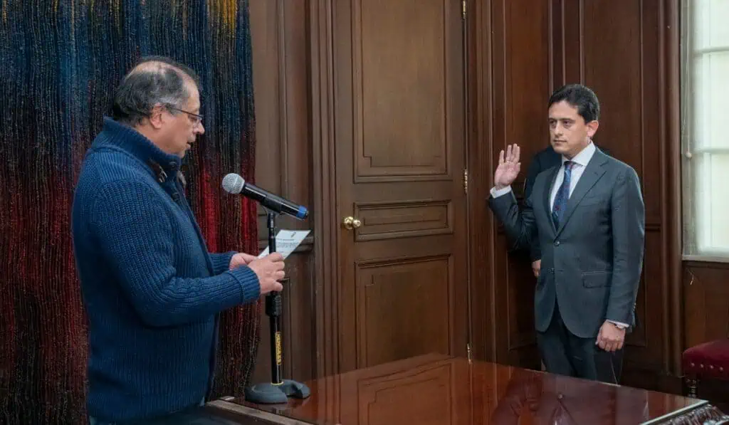Petro: “Estamos fallando en una política industrial”; asigna tareas al nuevo ministro de Comercio Posesión del ministro de Comercio.