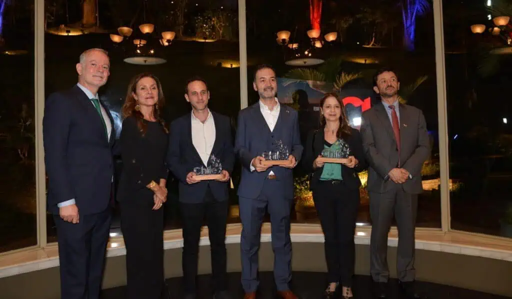 Transición energética y comercio, ejes del Chile Summit Colombia 2024 Empresas colombianas fueron galardonadas por ProChile