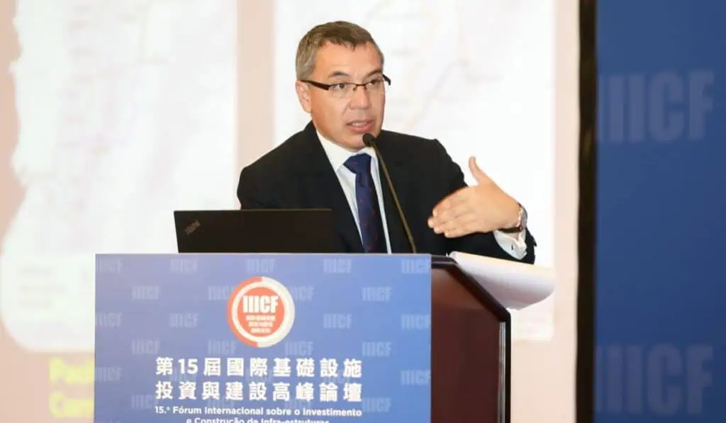 Gobierno Petro busca acompañamiento de China para construir trenes y metros William Camargo, ministro de Transporte, habla en un evento en el que el gobierno Petro busca acompañamiento de China para construir trenes y metros