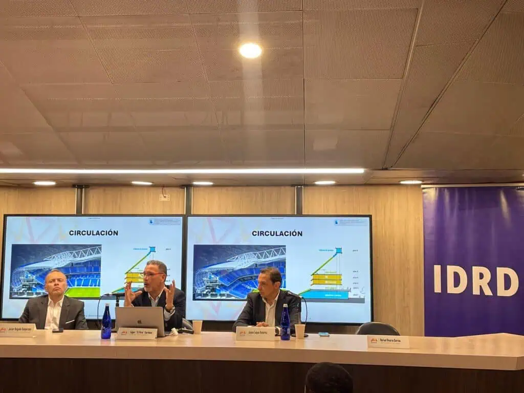 Entrevista | ¿Qué pasará con los abonados mientras se renueva El Campín? Édgar Cardona y otros miembros de Censia, la APP que se encargará de renovar El Campín.