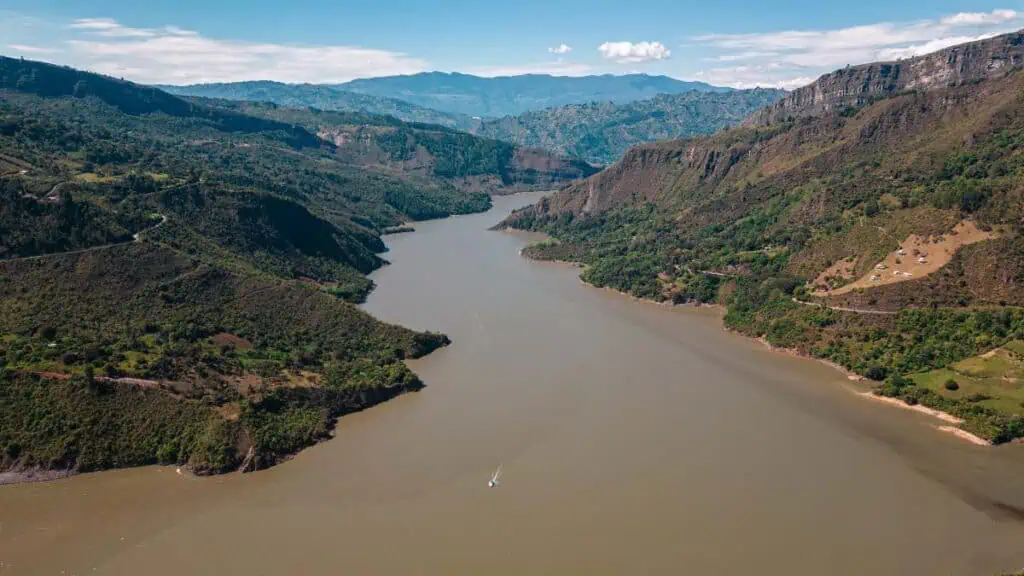 Detienen operación de Central Hidroeléctrica Chivor por creciente histórica AES Colombia empezará construcción de parques eólicos en 2025; alista proyecto solar