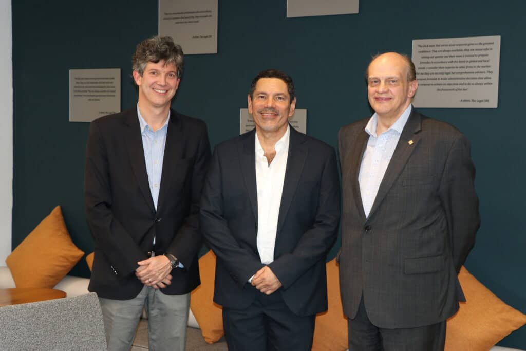 Mauricio Ramírez, presidente de GHL, junto al grupo de Irotama