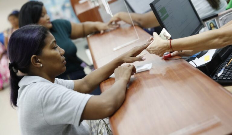 Inversión social privada en Colombia cayó 17% en 2023, pero la ambiental subió