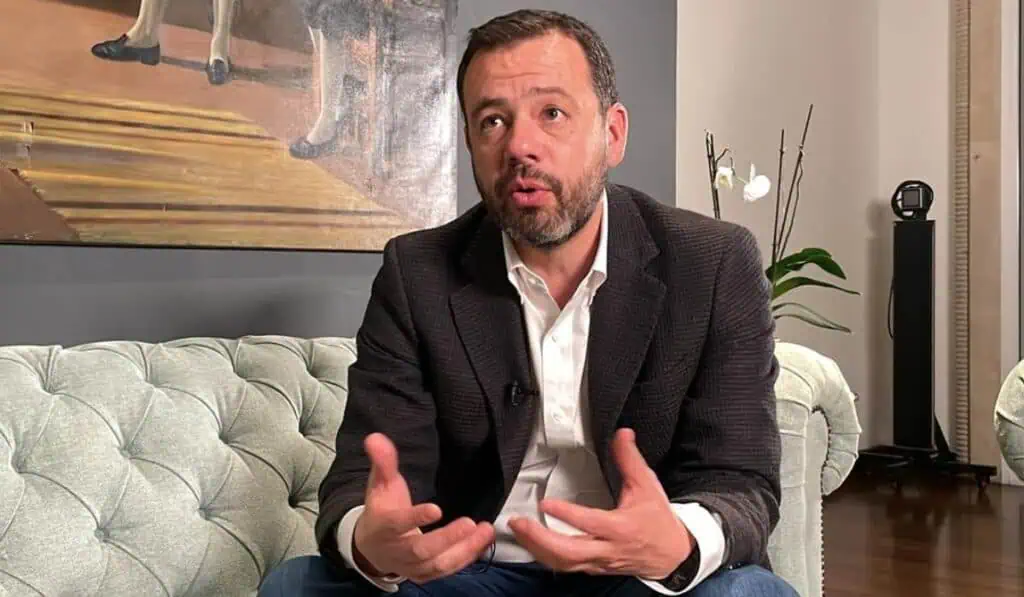 Entrevista | Galán confirma plan para acelerar obras del metro de Bogotá; habla de pico y placa y racionamiento de agua Carlos Fernando Galán, alcalde de Bogotá, en entrevista con Valora Analitik