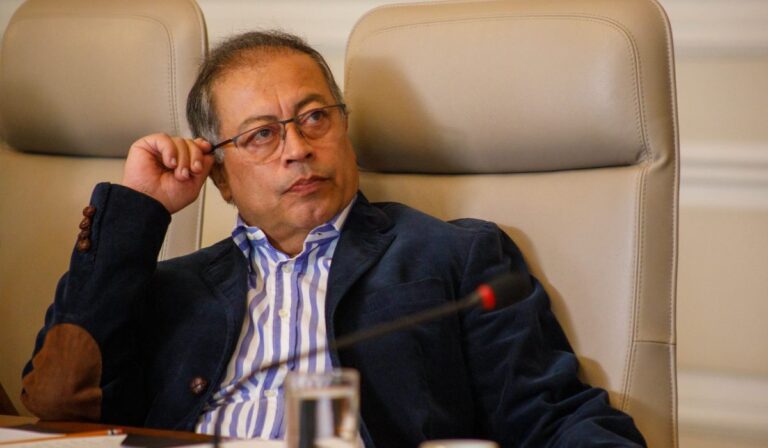Gustavo Petro . insiste en emitir dinero del Banco de la República de Colombia
