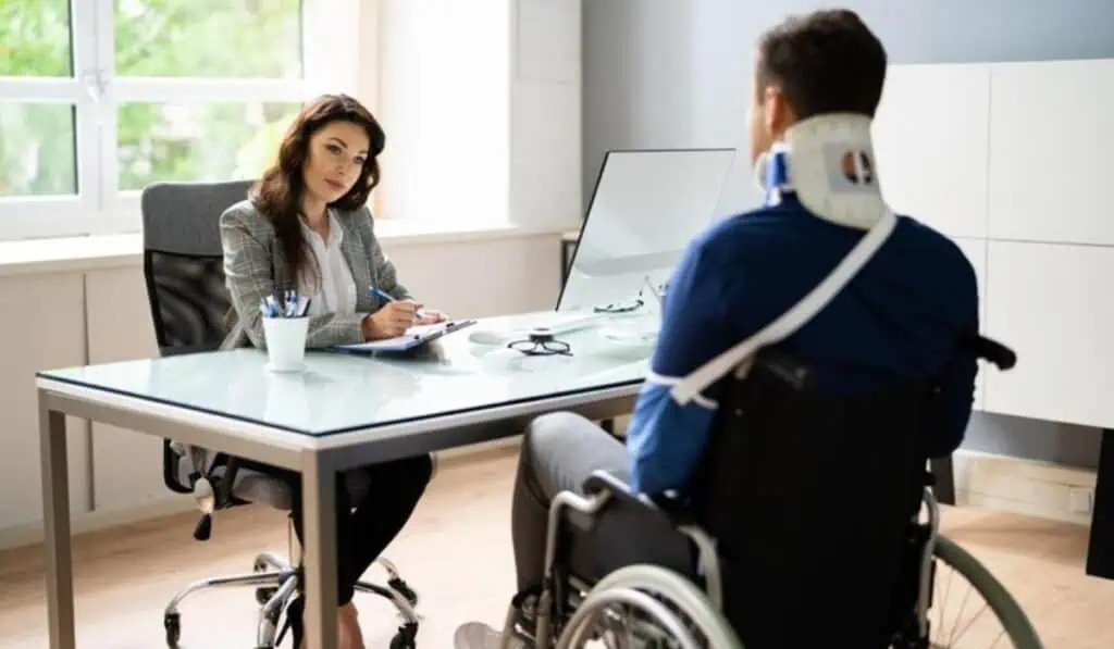 ¿Cómo y quién paga el salario durante una incapacidad laboral en Colombia? incapacidades laborales