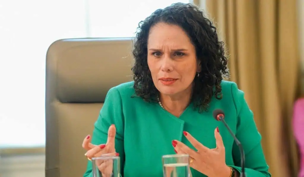 María Constanza García renuncia al Ministerio de Transporte en el cuarto remezón del gobierno Petro María Constanza García, ministra de Transporte, en un Consejo de Ministros de julio de 2024.