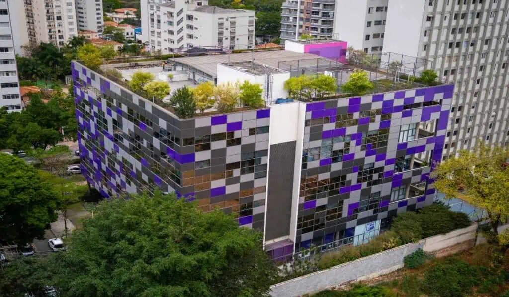 Estudio Data Nubank: 43 % de personas que tuvieron primera tarjeta de crédito con la entidad han ahorrado dinero Sede de Nu en Brasil