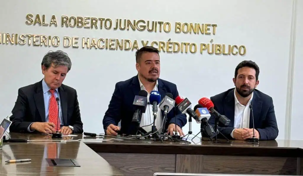 Gobierno Petro irá por $12 billones en la nueva reforma tributaria, pero recortará la inversión Radicación del Presupuesto General de Colombia 2025
