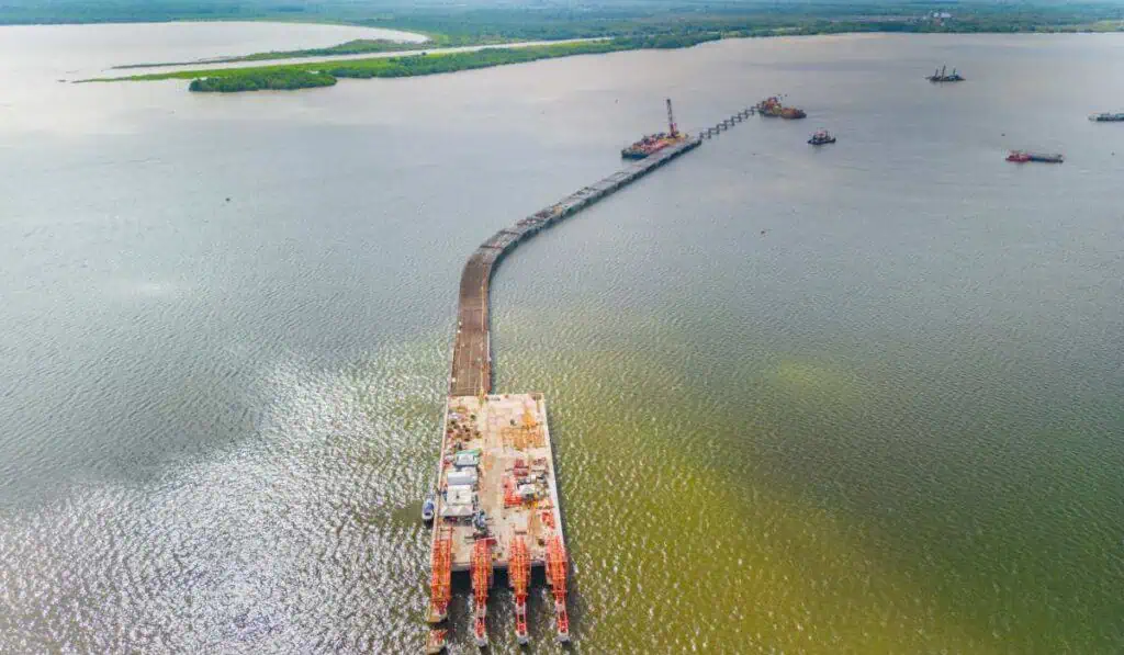 Primicia | ANLA toma medida clave para reactivar las obras del megaproyecto Puerto Antioquia Muelle de atraque de Puerto Antioquia