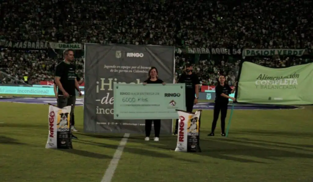 Ringo y Atlético Nacional entregan donación de 6 toneladas de alimento para perros Ringo y Atlético Nacional