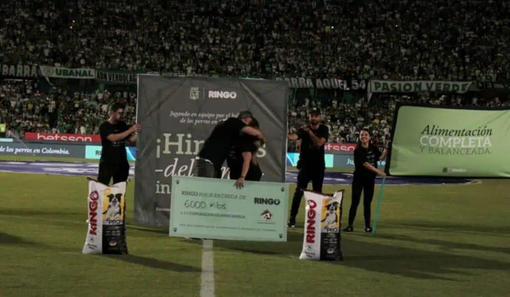 Ringo y Atlético Nacional entregan donación de 6 toneladas de alimento para perros Ringo y Atlético Nacional