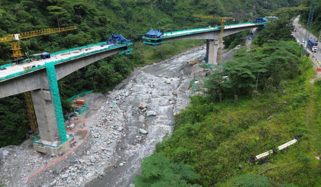 Viaducto de vía al Llano